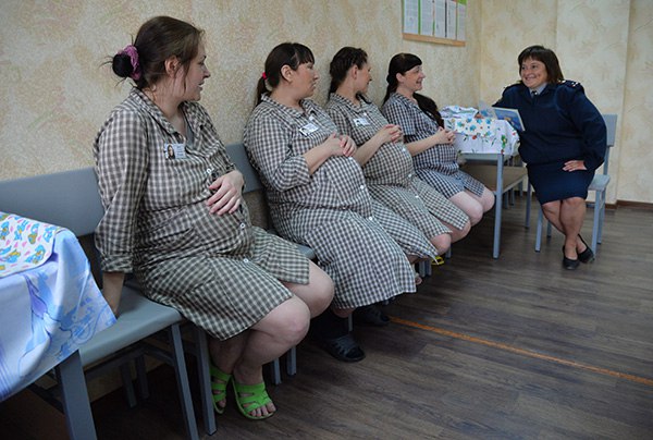 Для беременных и матерей с детьми в тюрьмах просят ввести единые нормы